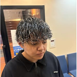 まだまだ流行ってますメッシュパーマ