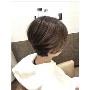 大人かわいい　ナチュラル/前下がりショート