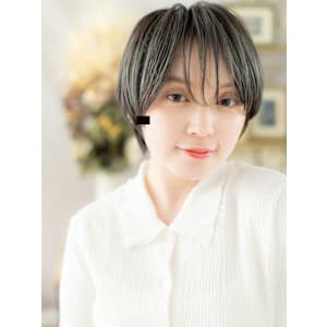 カーキグレージュ小顔束感マッシュショート　フェザーショート