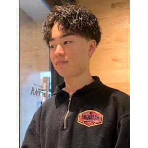 スパイラルパーマ　強めパーマ　センターパート　眉カット　束感