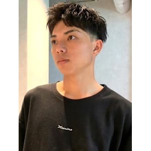 刈り上げ　ツーブロック　メンズショート　アップバング　20代