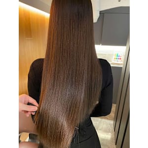 カラー＋潤いトリートメントで後ろ姿美人