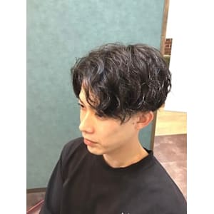 センターパート/前下がりスパイラルウェーブ