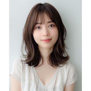 軽やかで動きのあるセミロングレイヤースタイル