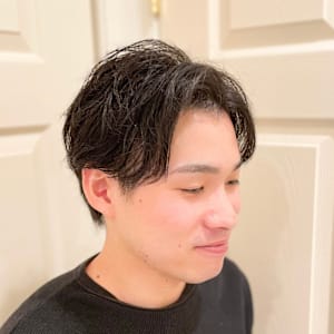 センターパートミディアムスタイル