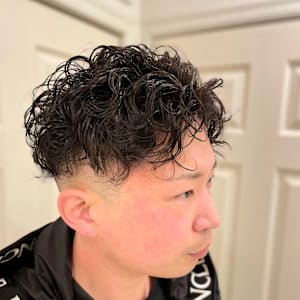 強めのパーマスタイル