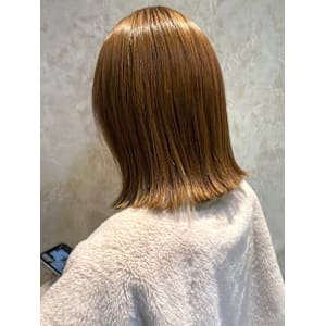 ぱつっとボブ　ミルクベージュ　艶髪カラー　外ハネボブ　20代