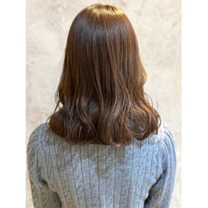 ナチュラルベージュ　ゆる巻きアレンジ　ミディアム　20代