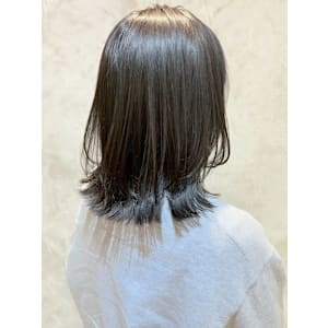 ダークトーン　グレージュ　レイヤーカット　外ハネミディアム