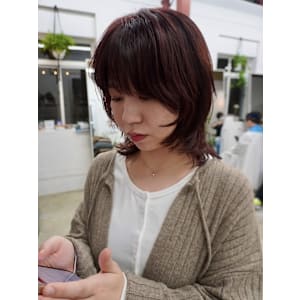 冬らしさを引き立てる、深みのある暖色カラー×顔まわりパーマ - BOW【ボウ】掲載中