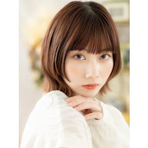 ぱっつん前髪ウルフミディアムくびレイヤー　くすみベージュ