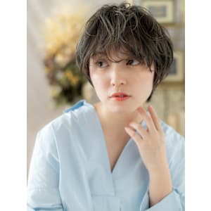 オリーブアッシュくせ毛風フェザーショート　細めハイライト