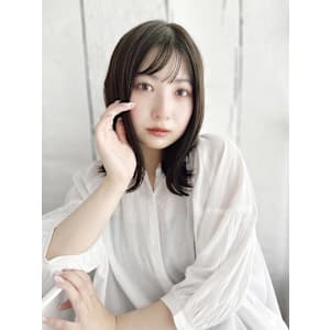 ダークカラーの外ハネスタイル