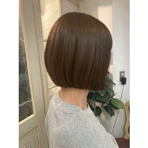 重めボブ切りっぱなしフェミニンオリーブブラウンで柔らかボブ - CHAINON【シェノン】掲載中