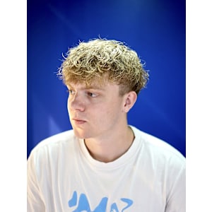 10代20代海外風メンズパーマ波巻きパーマハイトーンカラー