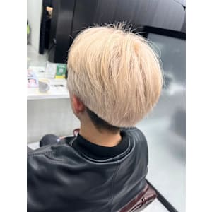 刈り上げ ホワイトミルクティー  ナチュラルセンターパート