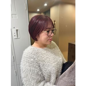 ピンクレッド/暖色カラー/ショートボブ/横浜駅西口