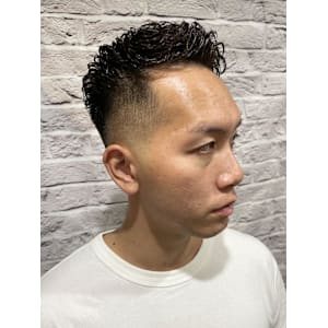 アイロンパーマで作る束感フェードショート