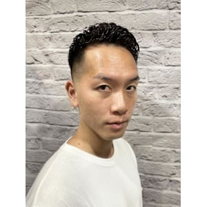 アイロンパーマで作る束感フェードショート