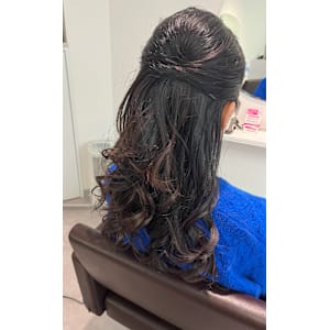 ドレスに似合うハーフアップヘア