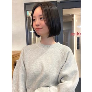 グレージュカラー 顔周りレイヤー 内巻きぱつっとボブ