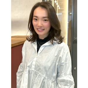 オリーブベージュ レイヤーカット かきあげ前髪 30代