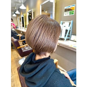 大人ショートミルクテーベージュハイライトレイヤーボブウルフ