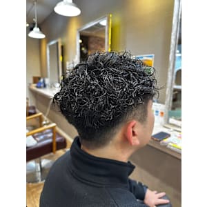 ツイストスパイラルパーマツーブロックマッシュメッシュフェード