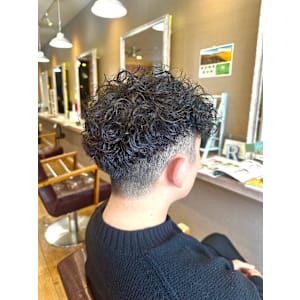 ツイストスパイラルパーマツーブロックマッシュメッシュフェード