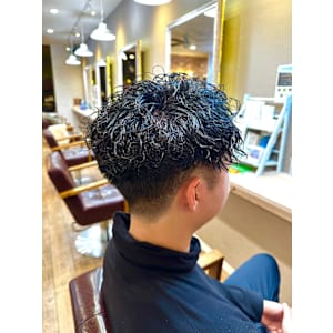 ツイストスパイラルパーマツーブロックマッシュメッシュフェード