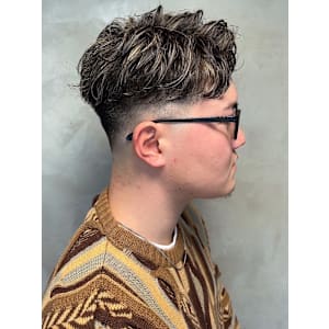 フェードカット ベージュ メンズパーマ ハイライト