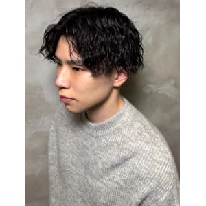 波巻きパーマ センターパート 黒髪 マッシュ