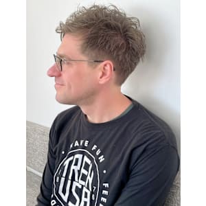 シルバーベージュ 刈り上げショート ニュアンスパーマ