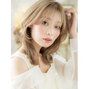 外国人風イヤリングカラーモテ髪くびれミディ　ホワイトブロンド