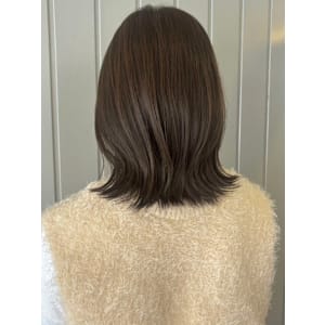 グレージュ 赤み消しカラー 外ハネミディアム 艶髪