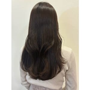 暗めオリーブベージュ ゆる巻きロング 上品カラー