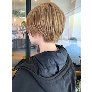 金髪 マッシュショート ダブルカラー ショートボブ