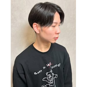 センターパート 刈り上げ ツーブロック 黒髪ショート