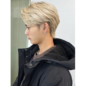 ホワイトベージュ 毛流れパーマ アップバング ブリーチカラー