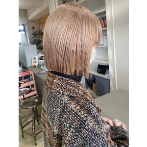 ダブルカラー　ミルクティーアッシュ　 ぱつっとボブ 　くすみ