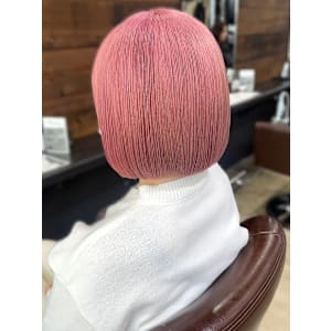 ピンクベージュ ショートボブ ハイトーン ケアブリーチ 美髪