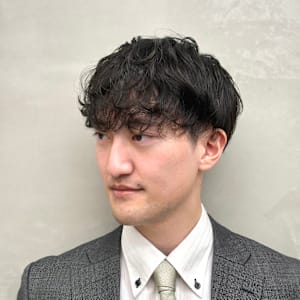 ビジネスシーンにも映える軽やかウェーブ　スパイラルパーマ