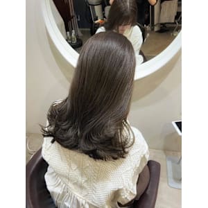 くすみすぎないオリーブグレージュ【脇黒丸　彩】