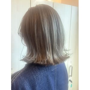 明るめホワイトベージュ/切りっぱなし/外ハネボブ