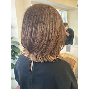 クラゲヘアー外ハネくびれミディ春ベージュ系ニュアンスカラー - CHAINON【シェノン】掲載中