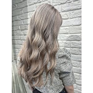 アッシュ系ハイトーンカラー×ロングヘア × ゆるウェーブ