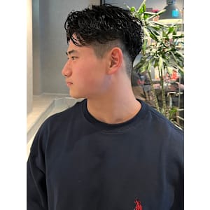 波巻きスパイラルパーマ ツーブロック メンズショート 束感