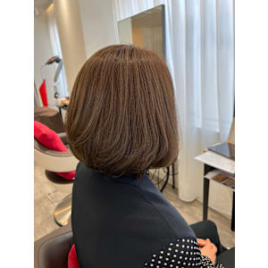 白髪ぼかしハイライト　切りっぱなしボブ　髪質改善カラー