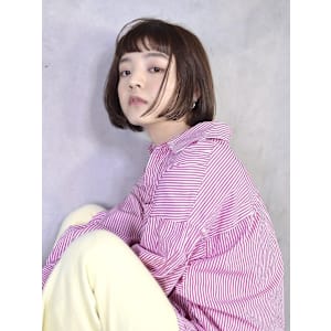 ぷつんとほつれるオン眉ボブ