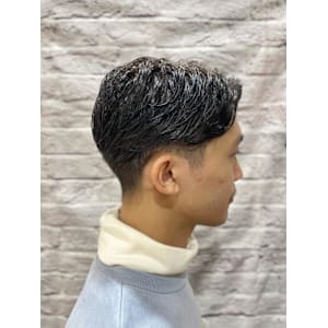 癖毛を活かした七三分けナチュラルスタイル